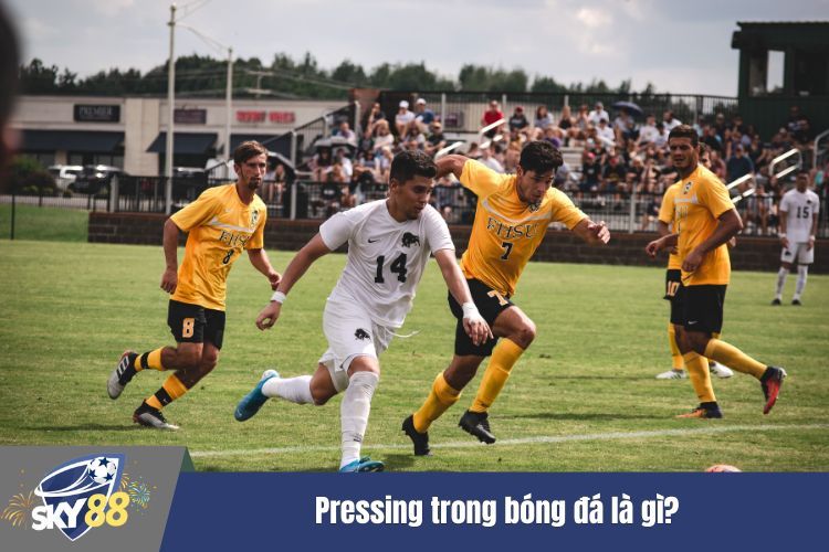 Pressing trong bóng đá là gì?